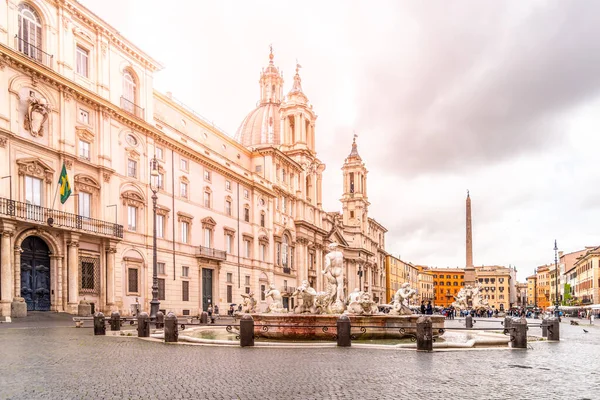 ROM, ITALIEN - 05. Mai 2019: Piazza Navona. Fontana del Moro, Vier-Flüsse-Brunnen, italienische Fontana dei Quattro Fiumi, mit Obelisk und Kirche St. Agnes, Rom, Italien — Stockfoto