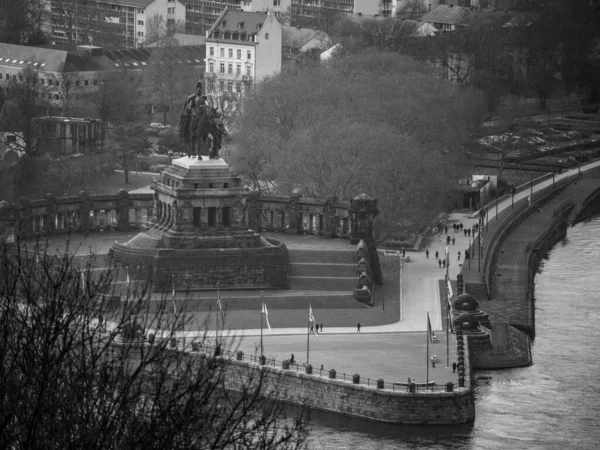 德文角：Deutches Eck, Headland at Mosel and Rhine River Confluence with monumental equestrian statue of William I. Koblenz, Germany. — 图库照片