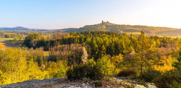 Тройський замок руїн. Дві вежі старого середньовічного замку на пагорбі. Landscape of Bohemian Paradise, Czech: Cesky raj, Czech Republic — стокове фото