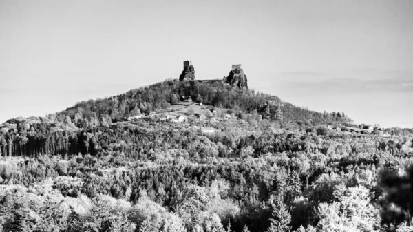 Rovine del castello di Trosky. Due torri di antico castello medievale sulla collina. Paesaggio del Paradiso Boemo, Ceco: Cesky raj, Repubblica Ceca — Foto Stock