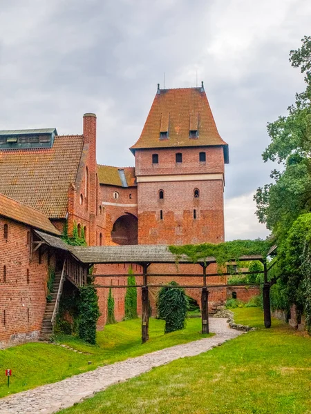 Opevňovací stěny a strážní věže Teutonského hradu v Malborku, Polsko — Stock fotografie