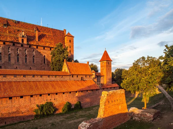 波兰Malbork条顿城堡的防御工事墙和守卫塔 — 图库照片