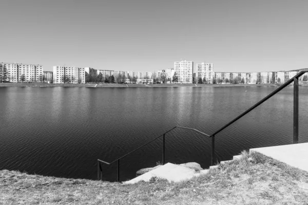 Residenza a Mseno Reservoir. Blocchi di appartamenti in acqua. Jablonec nad Nisou, Repubblica Ceca — Foto Stock
