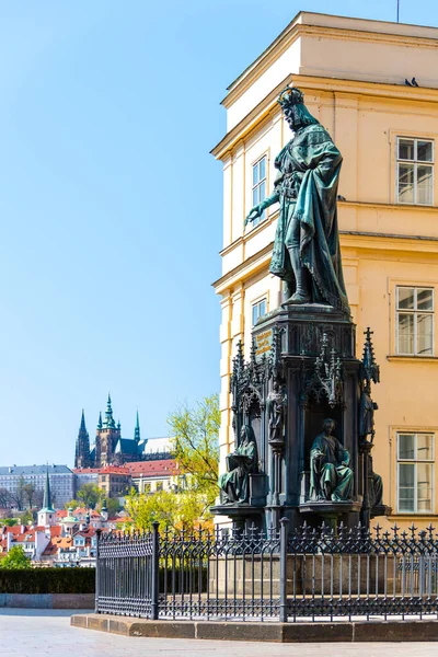 Estátua de Carlos IV na Ponte Carlos, Cidade Velha de Praga, República Checa — Fotografia de Stock