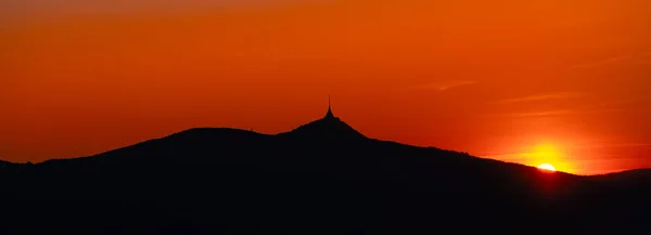 Silhueta da montanha Jested ao pôr-do-sol, Liberec, República Checa. Tiro panorâmico — Fotografia de Stock