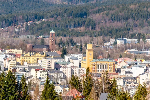 Jablonec nad Nisou - vy över centrum med moderna stadshus och kyrka. Republiken Tjeckien — Stockfoto