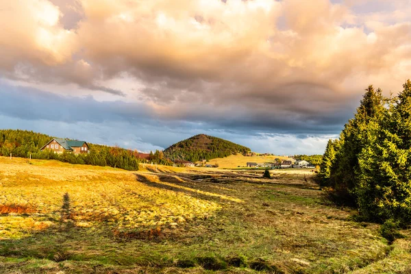 Gün batımında Jizerka köyünün yukarısındaki Bukovec Dağı. Çek Cumhuriyeti, Jizera Dağları 'nda İlkbahar. — Stok fotoğraf