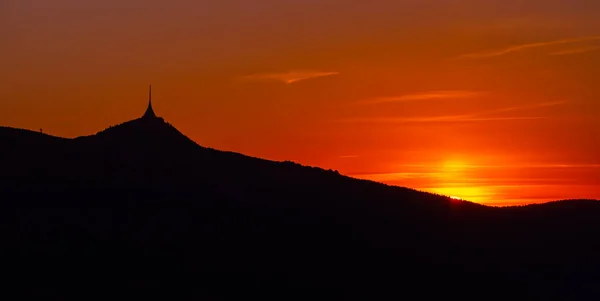 Günbatımında Jested Dağı 'nın silueti, Liberec, Çek Cumhuriyeti. Panoramik çekim — Stok fotoğraf