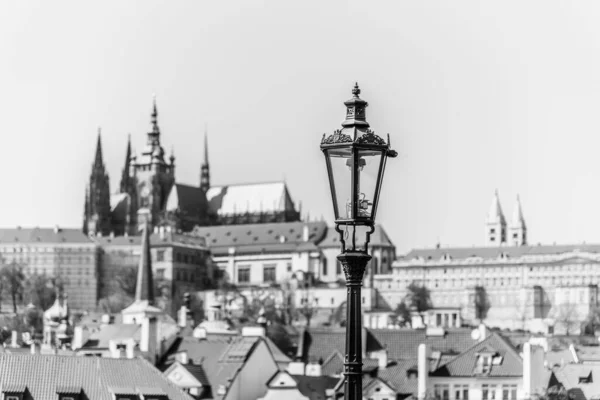 Stara lampa uliczna na moście Karola. Zamek Praski nieostry na tle. Praga, Republika Czeska — Zdjęcie stockowe