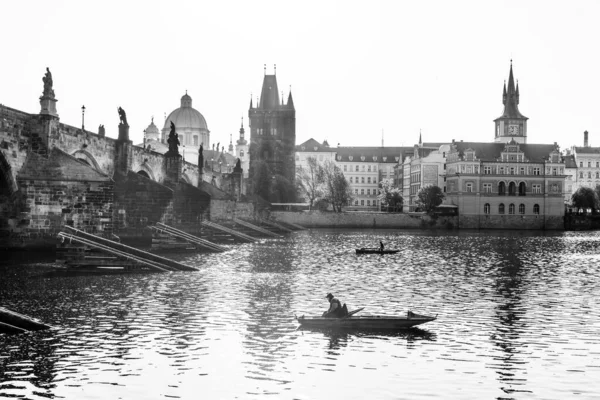 Pêche sous le pont Charles, Tchèque : Karluv most. Matin ensoleillé sur la rivière Vltava. Prague, République tchèque — Photo