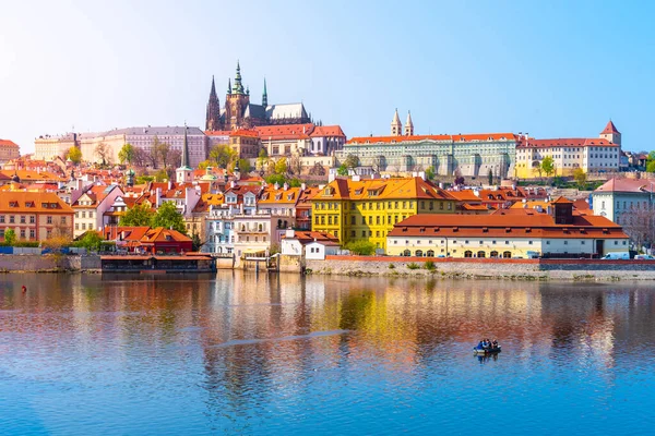 Vista panorámica del Castillo de Praga, Checo: Prazsky Hrad, desde el terraplén del río Moldava, Praha, República Checa —  Fotos de Stock