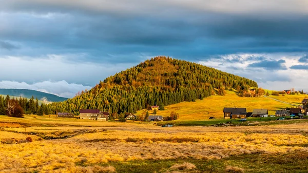 Bukovec oberhalb des Dorfes Jizerka bei Sonnenuntergang. Frühling im Isergebirge, Tschechische Republik. — Stockfoto