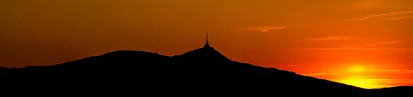Silhueta da montanha Jested ao pôr-do-sol, Liberec, República Checa. Tiro panorâmico — Fotografia de Stock