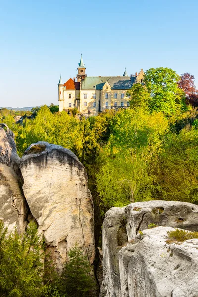 Castelo de Hruba skala construído no topo de rochas de arenito. Bohemian Paradise, Czech: Cesky raj, Czech Republic — Fotografia de Stock