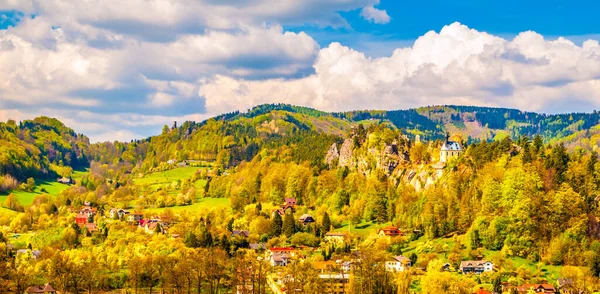 Ruïnes van Vranov Kasteel met kleine rotskapel, aka Pantheon, in Mala Skala op zonnige zomerdag met blauwe lucht en weelderige groene bomen, Boheemse Paradijs, aka Cesky Raj, Tsjechië — Stockfoto