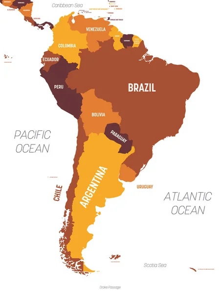 Mapa de América del Sur - tono naranja marrón coloreado sobre fondo oscuro. Alto mapa político detallado Continente sudamericano con nombres de país, océano y mar etiquetados — Vector de stock