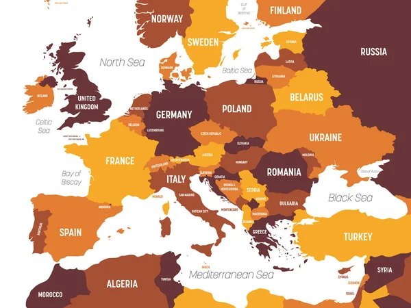 Χάρτης της Ευρώπης - καφέ πορτοκαλί απόχρωση σε σκούρο φόντο. Υψηλός λεπτομερής πολιτικός χάρτης της ευρωπαϊκής ηπείρου με σήμανση ονομάτων χωρών, ωκεανών και θαλασσών — Διανυσματικό Αρχείο