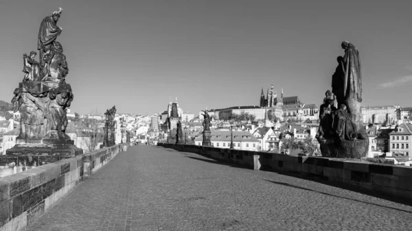 Prager Burgblick von der Karlsbrücke am sonnigen Frühlingsmorgen, Prag, Tschechische Republik — Stockfoto