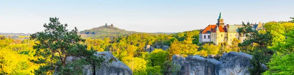 Panorama paysager printanier du paradis bohème, tchèque : Cesky Raj. Château Hruba Skala et ruines Trosky. République tchèque — Photo