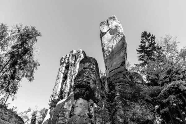 Formazione monumentale di roccia arenaria nel miidle della foresta primaverile del Paradiso Boemo, Repubblica Ceca: Cesky raj, Repubblica Ceca — Foto Stock
