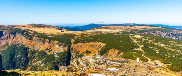 Krkonose - Jätteberg panorama. Utsikt från utsiktspunkten på Snezka Mountain — Stockfoto