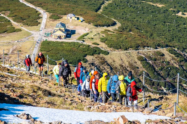 TJECKIEN - OKTOBER 12, 2019: Turistspår till toppen av Snezka - Tjeckiens högsta berg — Stockfoto