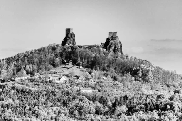 Trosky slottsruiner. Två torn av gamla medeltida slott på kullen. Landskap i Böhmiska paradiset, Tjeckien: Cesky raj, Tjeckien — Stockfoto