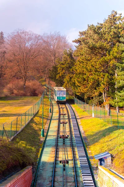 PRAGUE, RÉPUBLIQUE TCHÈQUE - 2 FÉVRIER 2020 : Chemin de fer funiculaire vers Petrin Hill. De Ujezd à Petrin. Prague, République tchèque — Photo