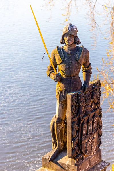 Statue von Bruncvik - legendärer tschechischer Ritter - in der Nähe der Karlsbrücke in Prag, Tschechien — Stockfoto