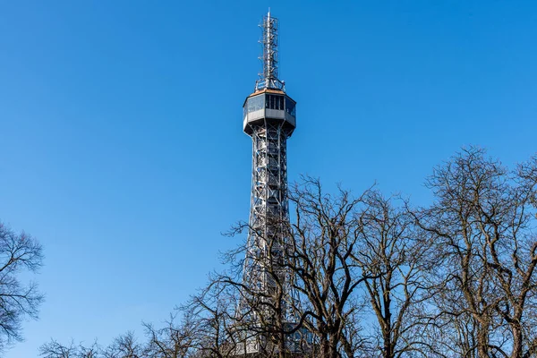 De Petrin toren. Gedetailleerd uitzicht op zonnige dag met blauwe lucht achtergrond. Praag, Tsjechische Republiek — Stockfoto