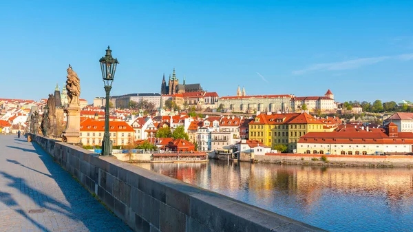 チェコ共和国プラハの晴れた春の朝のカレル橋からのプラハ城の景色 — ストック写真