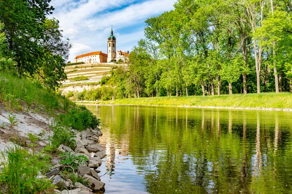 Castello di Melnik sulla collina sopra Labe e la confluenza del fiume Moldava, Repubblica Ceca — Foto Stock