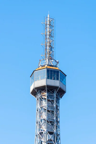 De Petrin toren. Gedetailleerd uitzicht op zonnige dag met blauwe lucht achtergrond. Praag, Tsjechische Republiek — Stockfoto