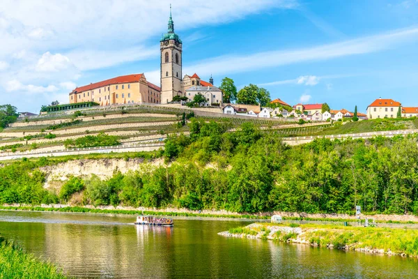 Castelo de Melnik na colina acima da confluência do rio Labe e Vltava, República Tcheca — Fotografia de Stock