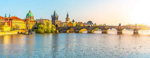 Чарльз міст і річка в Празі, Чехія — стокове фото