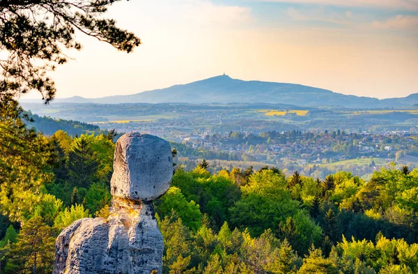 Krajina Českého ráje, Čeština: Český ráj, s pískovcovými skalními útvary a Ještědskou horou na pozadí, Česká republika — Stock fotografie