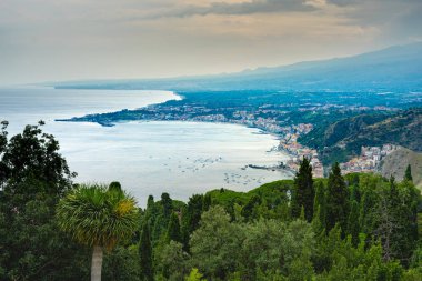 Taormina, Messina ili, Sicilya, güney İtalya'da ünlü güzel şehir manzara.