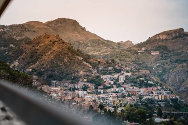 Taormina, Messina ili, Sicilya, güney İtalya'da ünlü güzel şehir manzara.