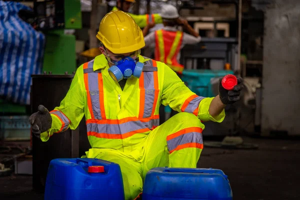 Ein Ingenieur Schutzuniform Schwarzen Handschuhen Und Gasmaske Unter Einem Chemischen — Stockfoto