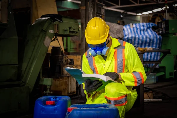 Una Industria Ingenieros Que Usa Uniforme Seguridad Guantes Negros Máscara — Foto de Stock