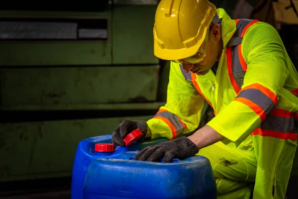 Een Ingenieursindustrie Met Veiligheidsuniform Zwarte Handschoenen Gasmasker Onder Controle Van — Stockfoto