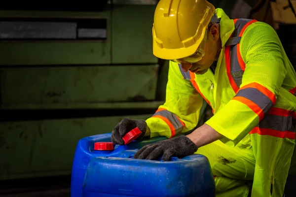 Una Industria Ingenieros Que Usa Uniforme Seguridad Guantes Negros Máscara —  Fotos de Stock