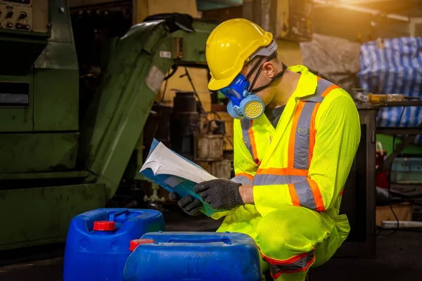 Uma Indústria Engenharia Vestindo Uniforme Segurança Luvas Pretas Máscara Gás — Fotografia de Stock