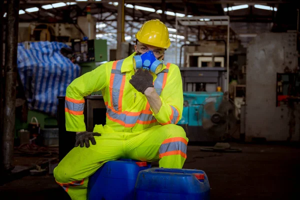 工場作業の化学タンクをチェック中の安全制服 黒手袋 ガスマスクを身に着けているエンジニア業界 — ストック写真