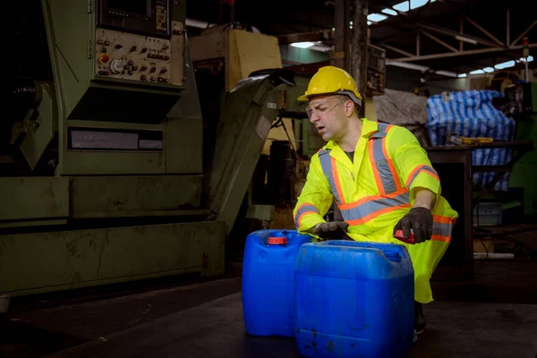 Una Industria Ingenieros Que Usa Uniforme Seguridad Guantes Negros Máscara —  Fotos de Stock