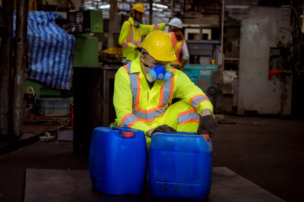 工場作業の化学タンクをチェック中の安全制服 黒手袋 ガスマスクを身に着けているエンジニア業界 — ストック写真