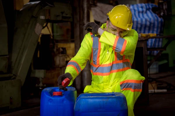 Uma Indústria Engenharia Vestindo Uniforme Segurança Luvas Pretas Máscara Gás — Fotografia de Stock