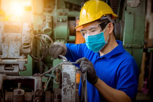 工場内の汚染やウイルスを防ぐために安全マスクを着用して工場駅の製造工程を検査 確認中の肖像労働者 — ストック写真