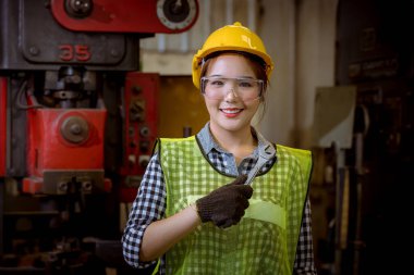 Fabrikadaki kirliliği ve virüsü korumak için güvenlik maskesi takarak, fabrika istasyonunda kontrol altında tutulan kadın ve mühendis portresi..