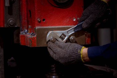 Endüstri Mühendisliği güvenlik üniforması kontrolünde, sanayi fabrikasında çalışan kerpeten işleten öğütme makinesi kullanıyordu..